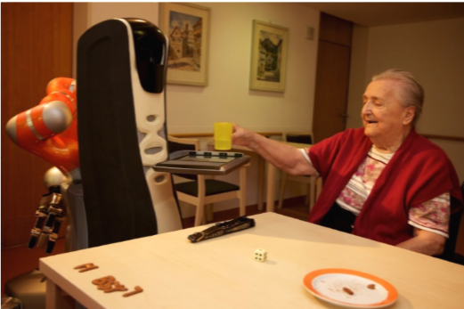 anciana con robot asistente