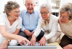 ancianos mirando un ordenador
