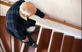 anciano bajando escaleras con dificultad