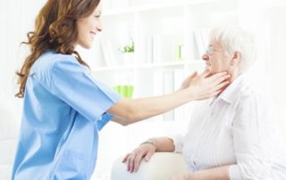 enfermera acariciando a anciana