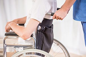 enfermera llevando silla de ruedas